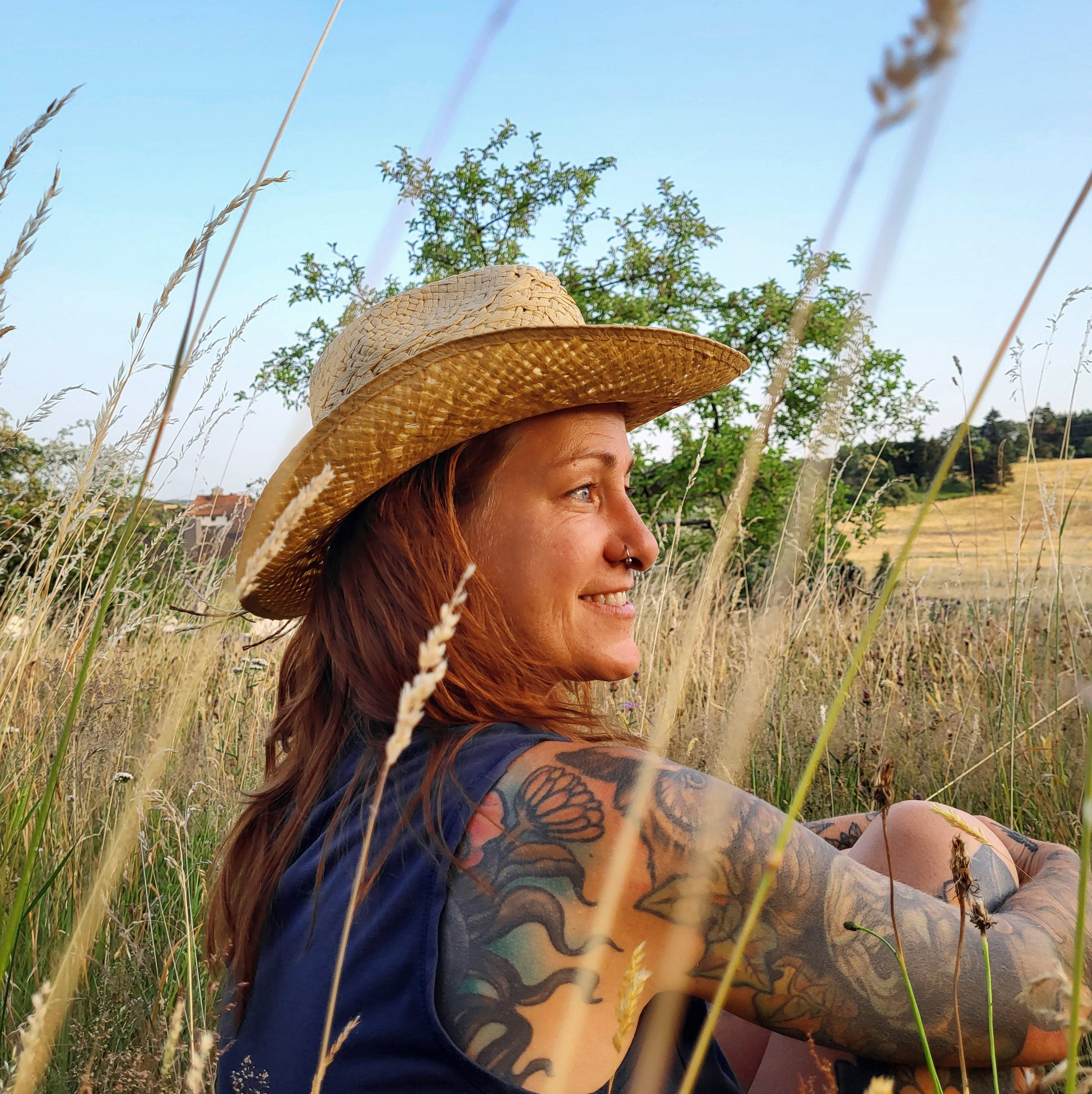 Lori, Gründerin von Wise Choice Naturals ist gebürtige Amerikanerin und lebt seit 1998 in Deutschland. Sie ist zertifizierte Aromatherapeutin, Naturkosmetikerin und betreibt ihre fasettenreiche Manufaktur in Rheinland Pfalz.